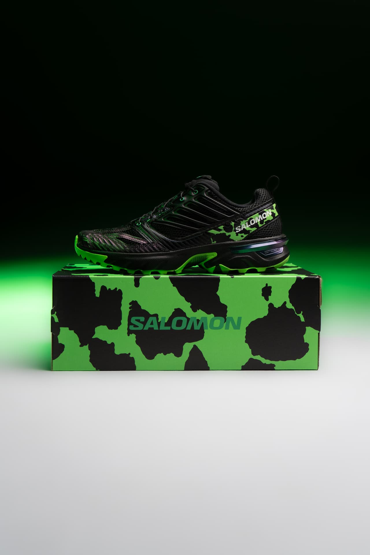 Salomon ACS NEXXT The Green Star by Feid en color negro y verde sobre su caja original