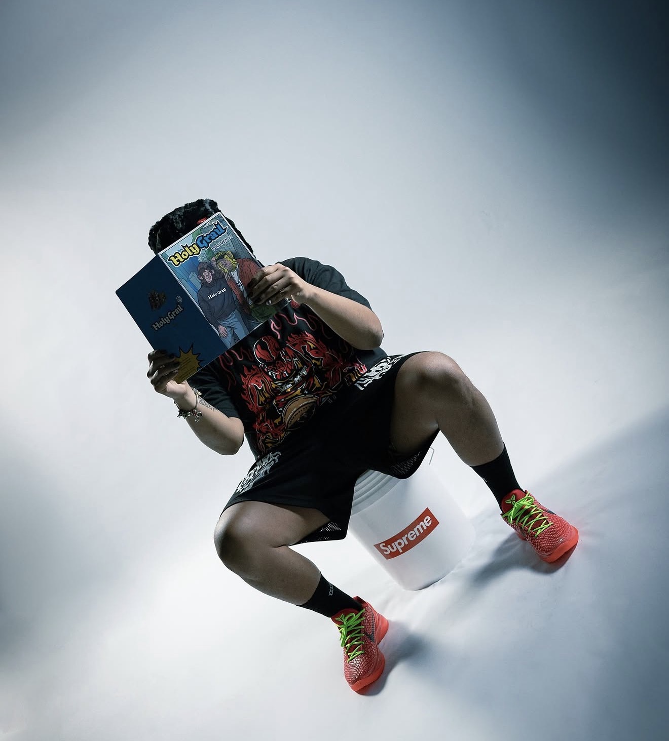 Persona leyendo el cómic de Holy Grail en un set de estudio — Holy News
