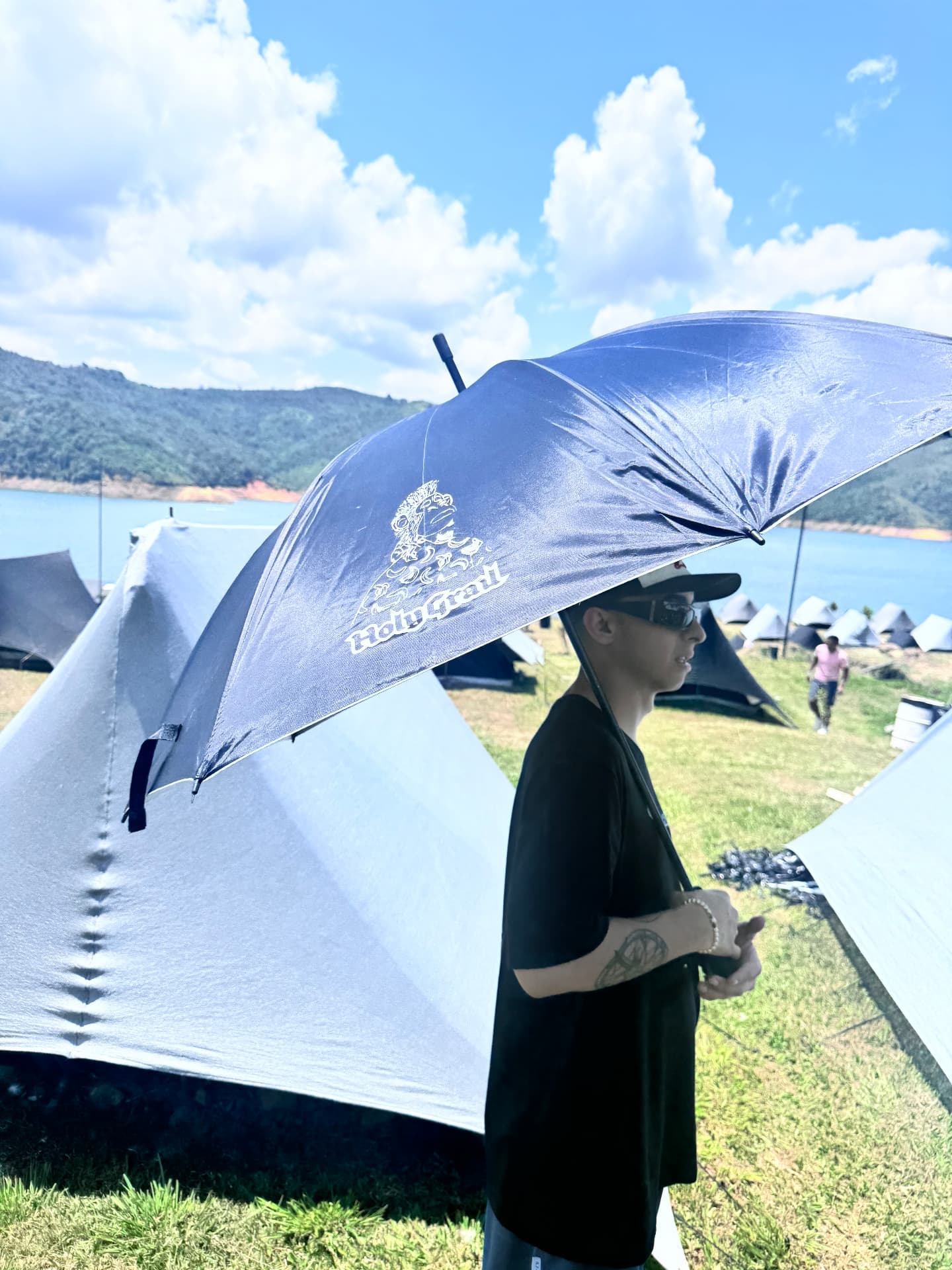 Paraguas Holy Grail frente al Lago Calima