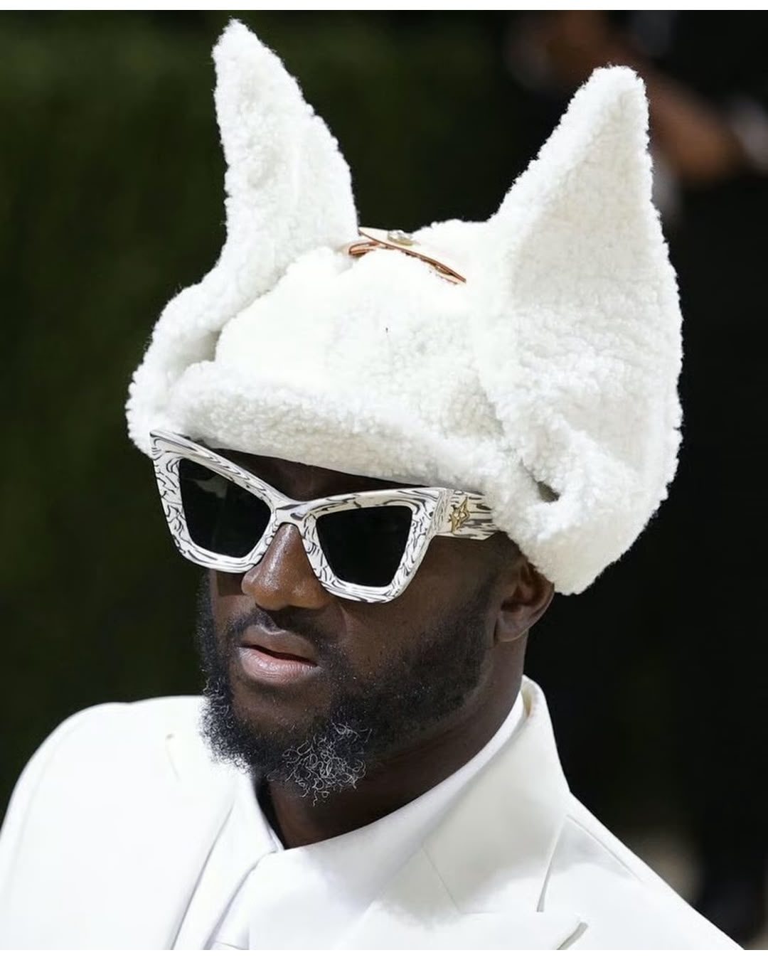 Virgil Abloh luciendo una de sus icónicas propuestas de moda