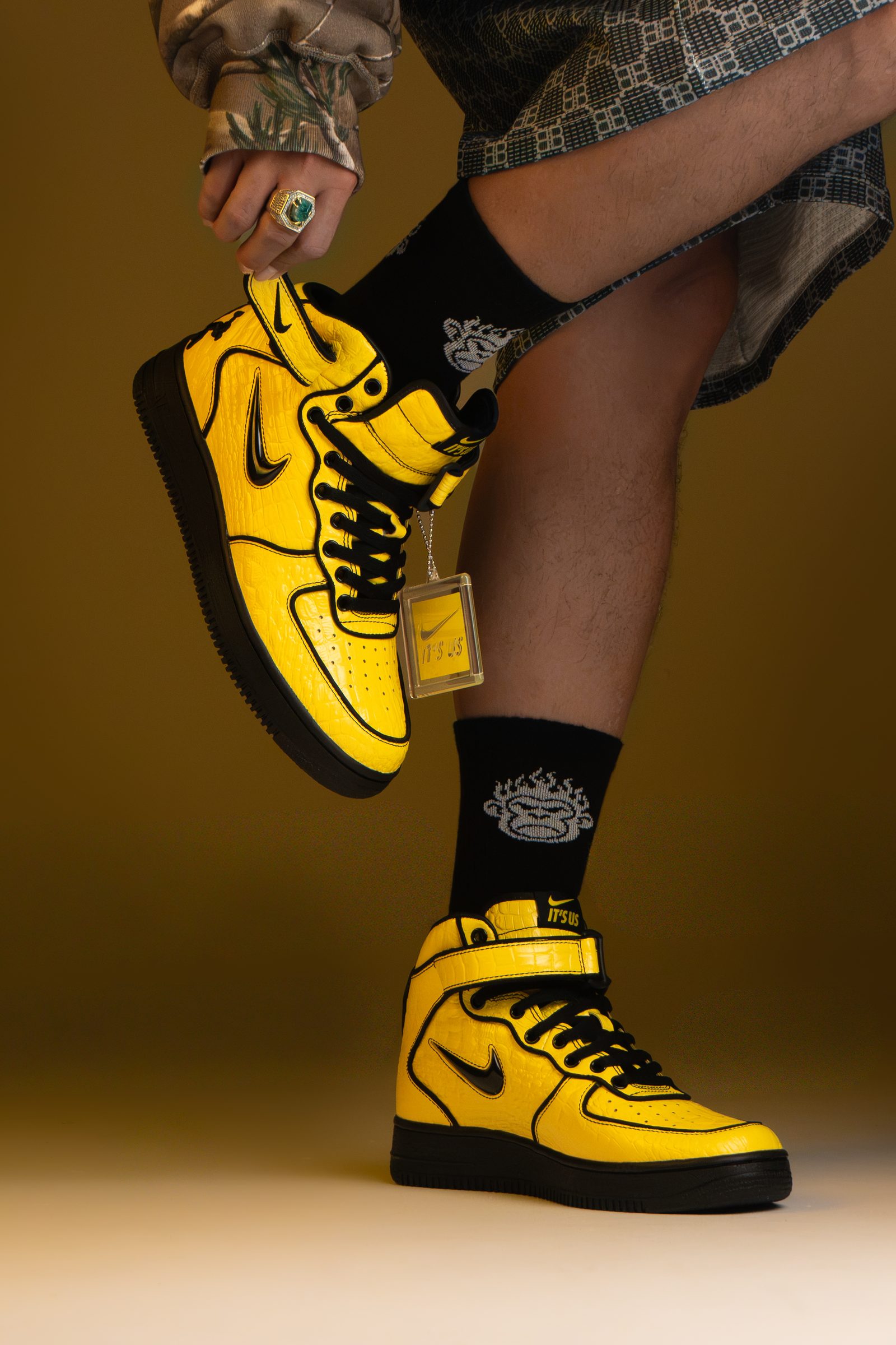 Nike Air Force 1 Mid x Lil Yachty Opti Yellow puestos, mostrando el diseño de la colaboración Concrete Boys y su combinación de amarillo y negro.