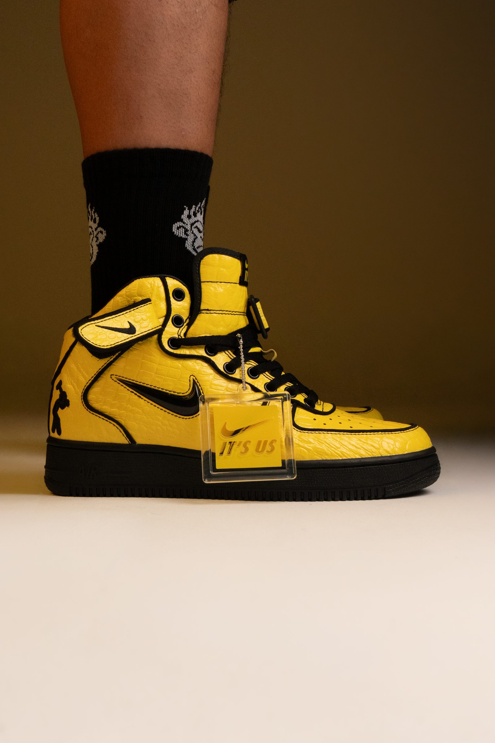 Nike Air Force 1 Mid x Lil Yachty Opti Yellow, edición limitada Concrete Boys en amarillo y negro, fotografiados por Holy Grail Store.