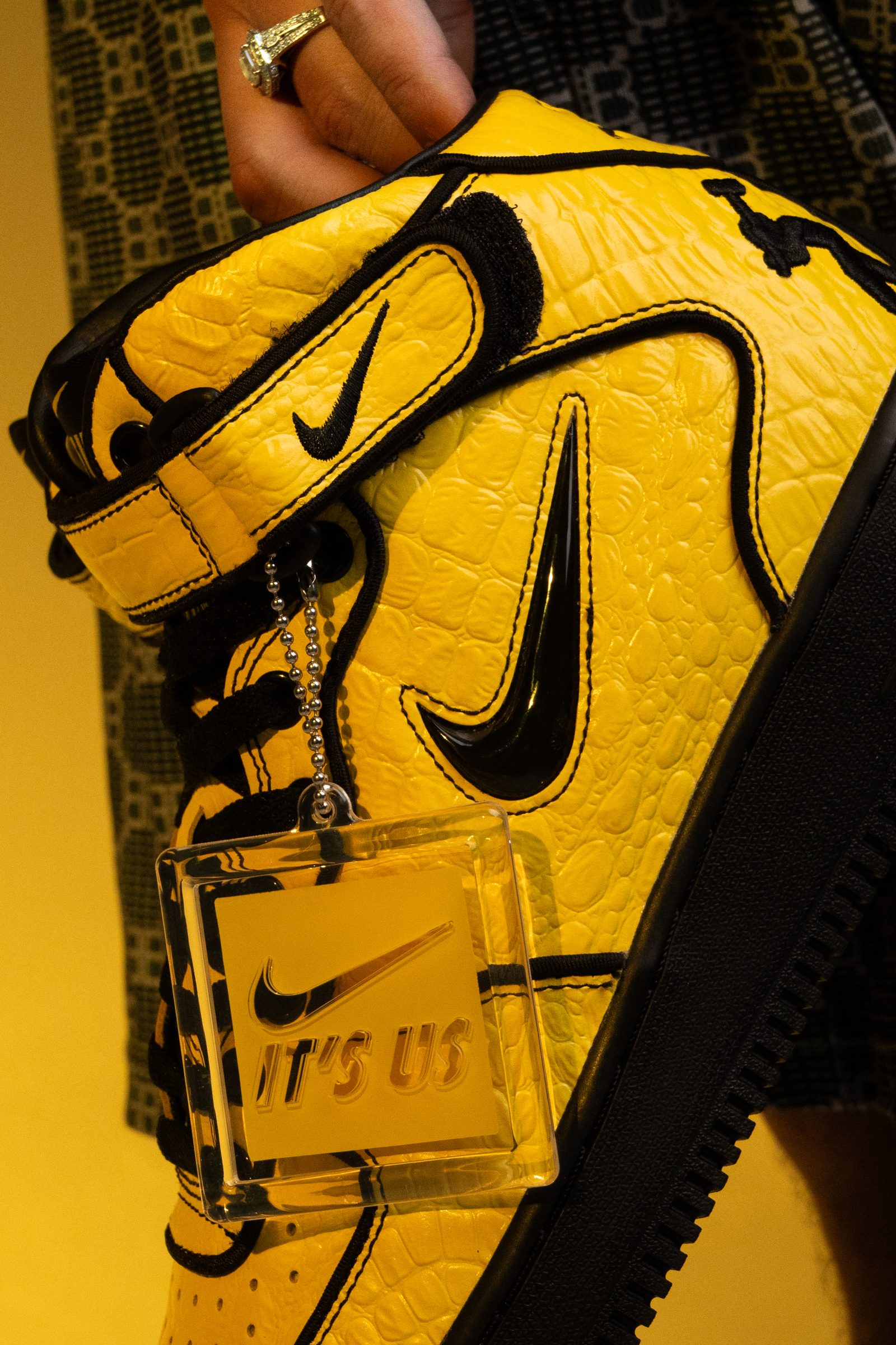 Nike Air Force 1 Mid x Lil Yachty Opti Yellow en amarillo y negro, con textura de cocodrilo, Swoosh negro y accesorio colgante IT'S US.