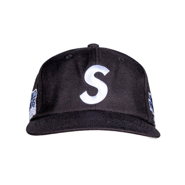 Supreme World Famous S Logo 6-Panel en color negro