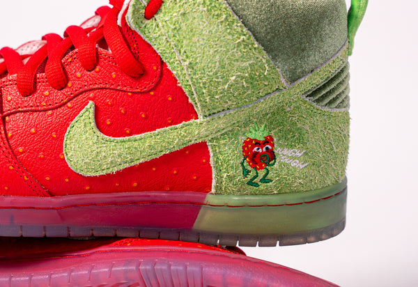 Nike SB Dunk High Strawberry Cough