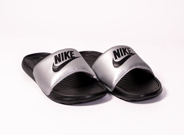 Nike victori slide metallic silver